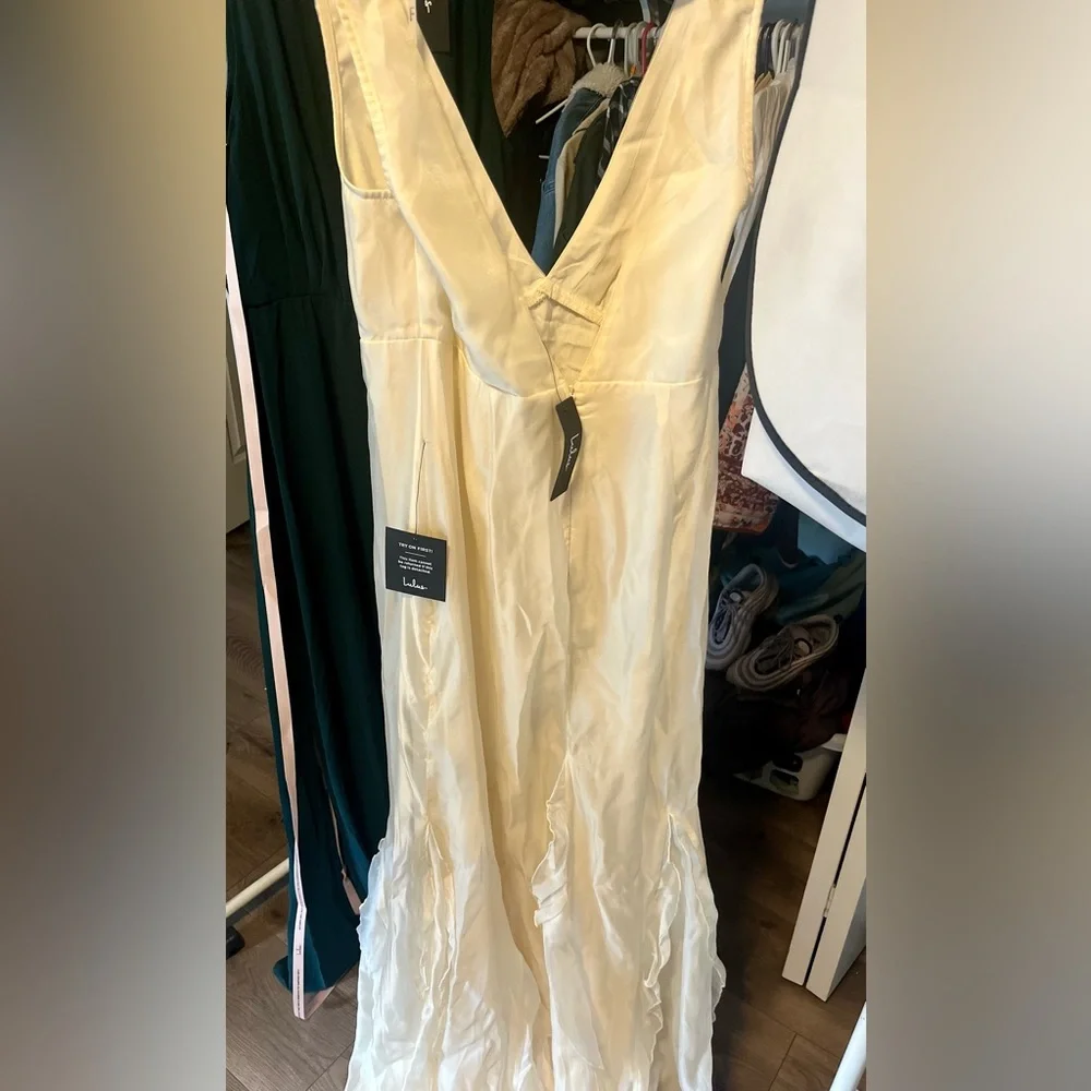 Lulu's Elegant Satin Gown, Ivory, XL
New with Tags. GORGEOUS! - Picture 2 of 5